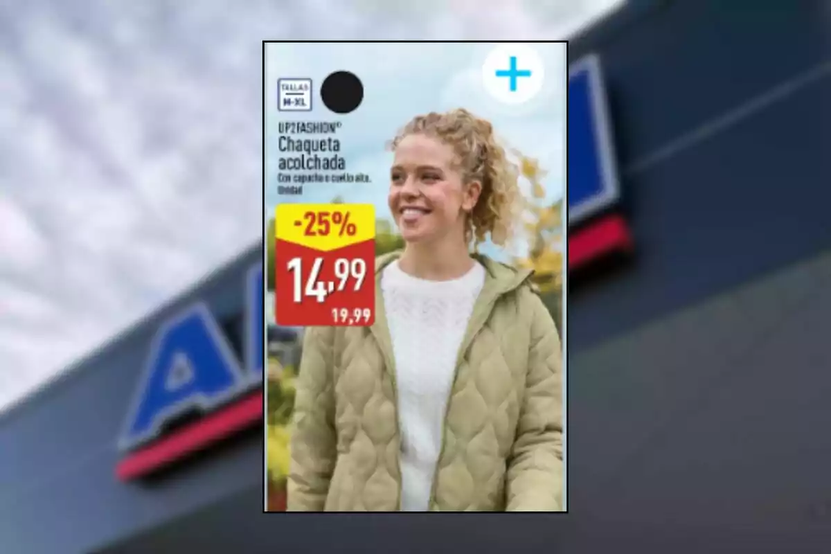 Mujer sonriente usando una chaqueta acolchada color beige en un anuncio de oferta con precio rebajado a 14,99 euros y un descuento del 25 por ciento