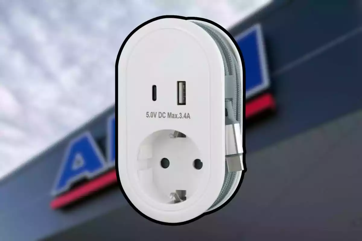 Adaptador de corriente blanco con puertos USB y enchufe europeo frente a un fondo desenfocado de una tienda