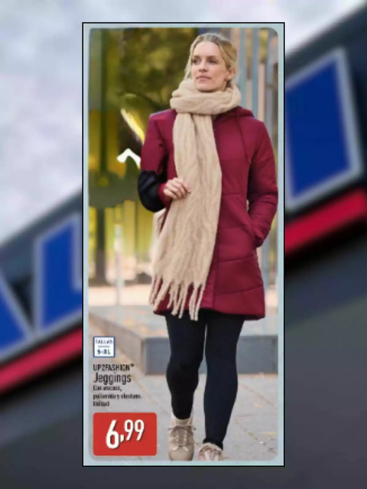 Mujer caminando al aire libre con abrigo rojo, bufanda beige, leggings negros y tenis beige, junto a un anuncio de jeggings en oferta