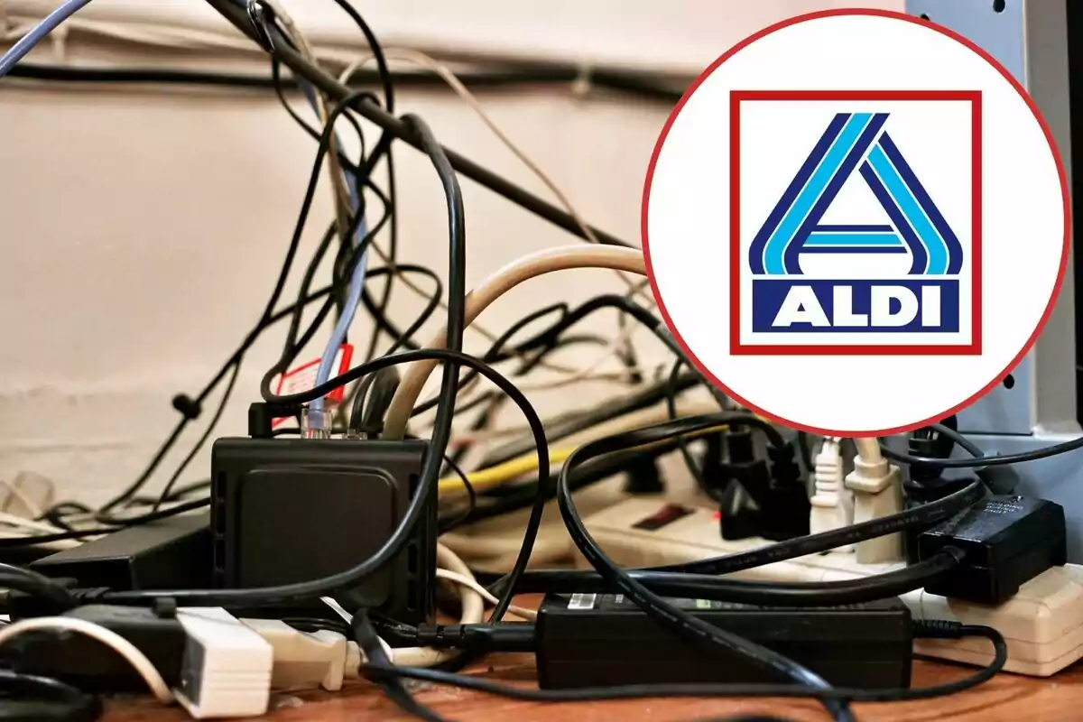 Varios cables enredados y enchufes en el suelo junto al logo de ALDI en un círculo