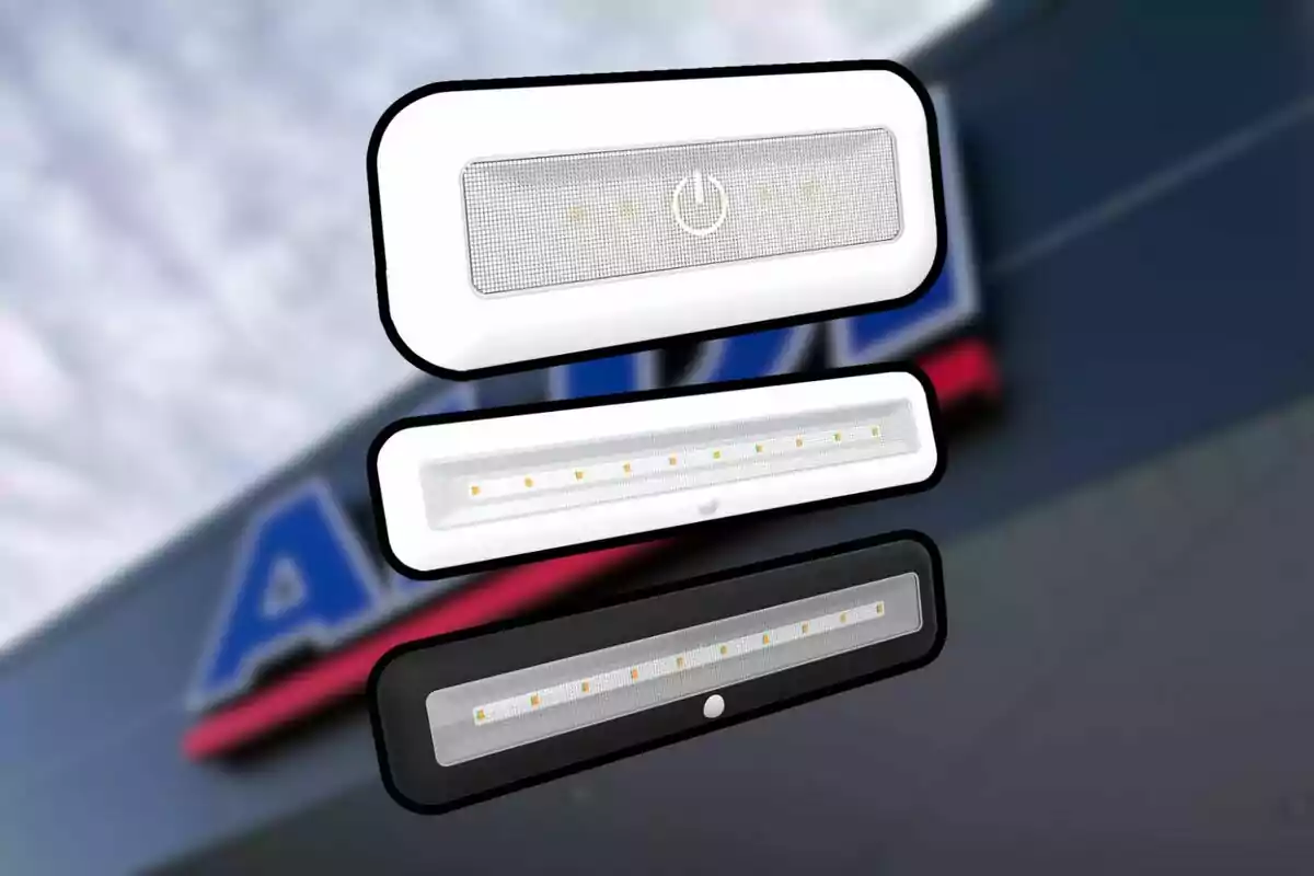 Tres lámparas LED rectangulares de diferentes tamaños y colores flotando frente a un fondo desenfocado de un edificio