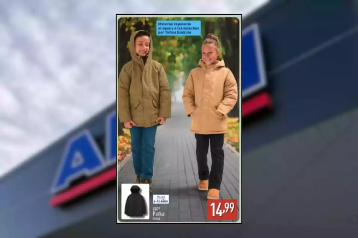 Dos niños sonrientes usando chamarras tipo parka en tonos beige y marrón claro, caminando por un sendero en un entorno otoñal, con un anuncio de precio y descripción del producto en la parte inferior derecha