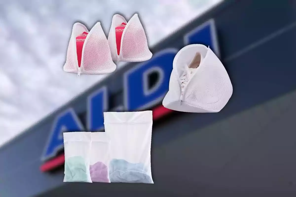 Bolsas de malla para lavar ropa y calzado sobre un fondo borroso de la fachada de una tienda Aldi