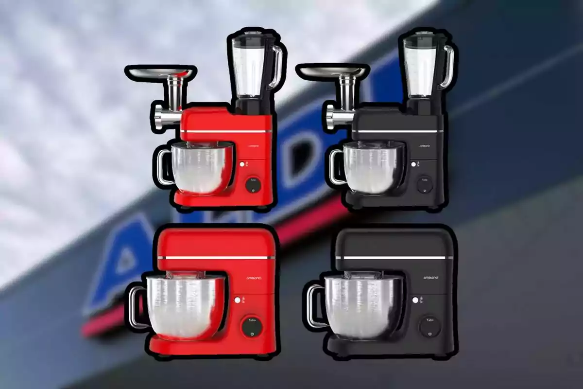 Quatre batedores de cuina, dos vermells i dos negres, amb diferents accessoris, sobre un fons desenfocat d’una botiga.