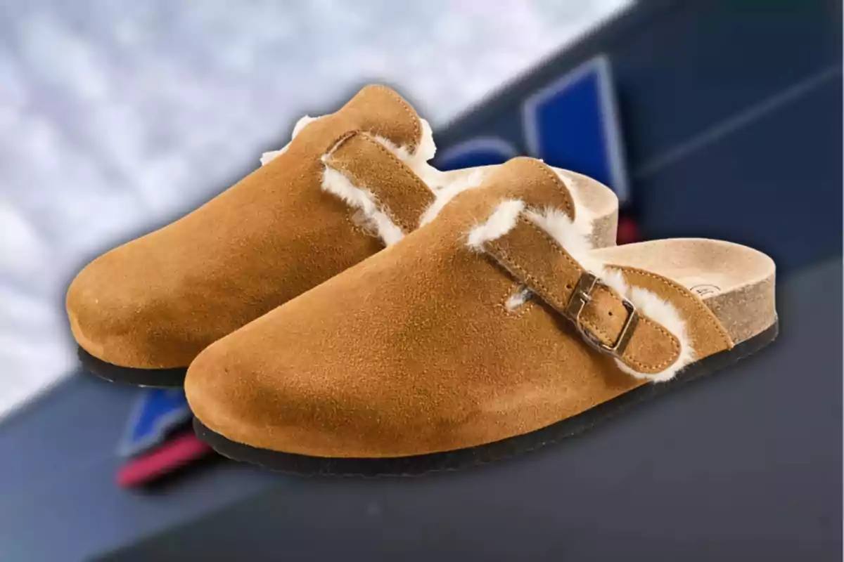 Zapatillas tipo pantufla de gamuza color camel con forro de peluche blanco y hebilla metálica Zapatillas tipo pantufla de gamuza color camel con forro de peluche blanco y hebilla metálica
