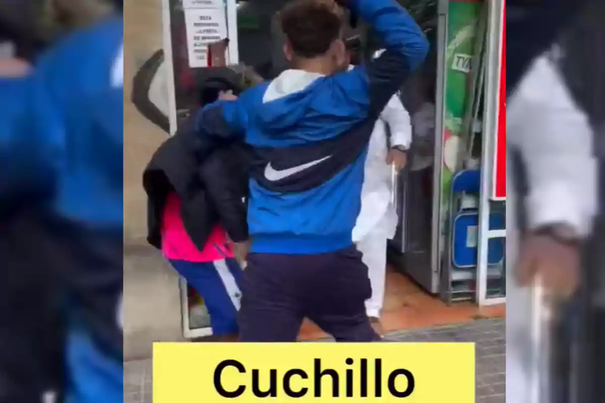 Persona con chamarra azul levantando el brazo frente a una tienda mientras otra persona con bata blanca sale del local y en la parte inferior aparece un recuadro amarillo con la palabra cuchillo