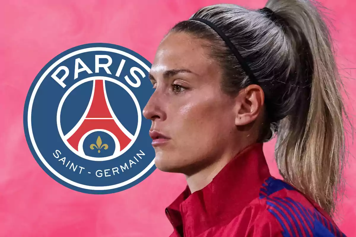 Futbolista con coleta rubia y cinta negra, vistiendo chaqueta roja, junto al escudo del Paris Saint-Germain sobre fondo rosa