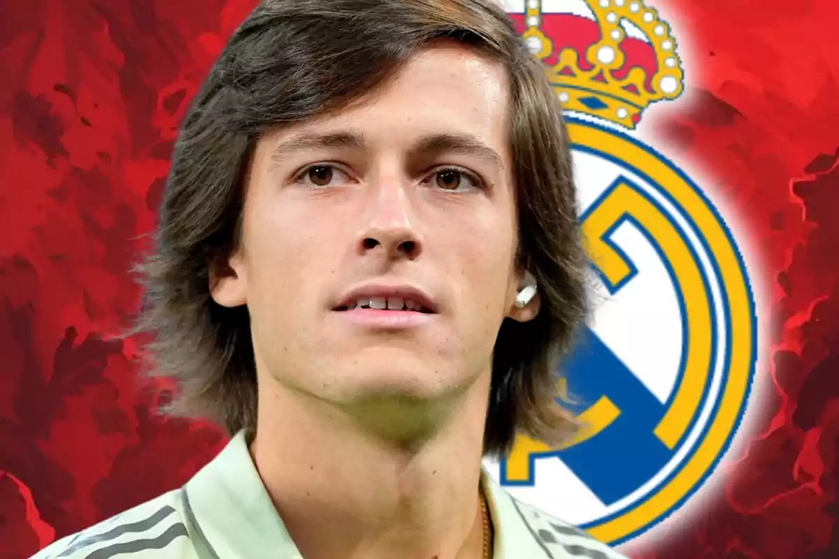 Joven con cabello largo y auriculares frente al escudo del Real Madrid sobre un fondo rojo