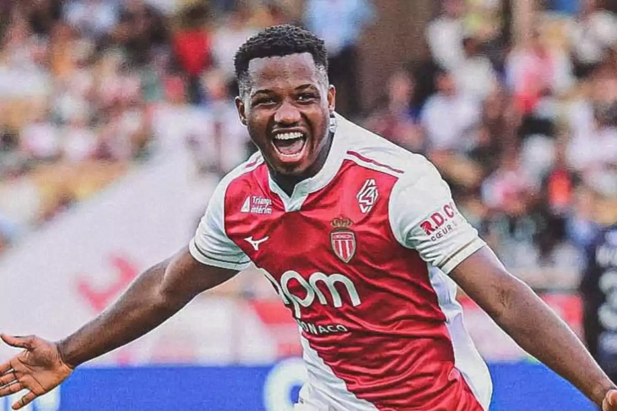 Futbolista celebrant un gol amb la samarreta de l’AS Monaco en un estadi ple d’aficionats
