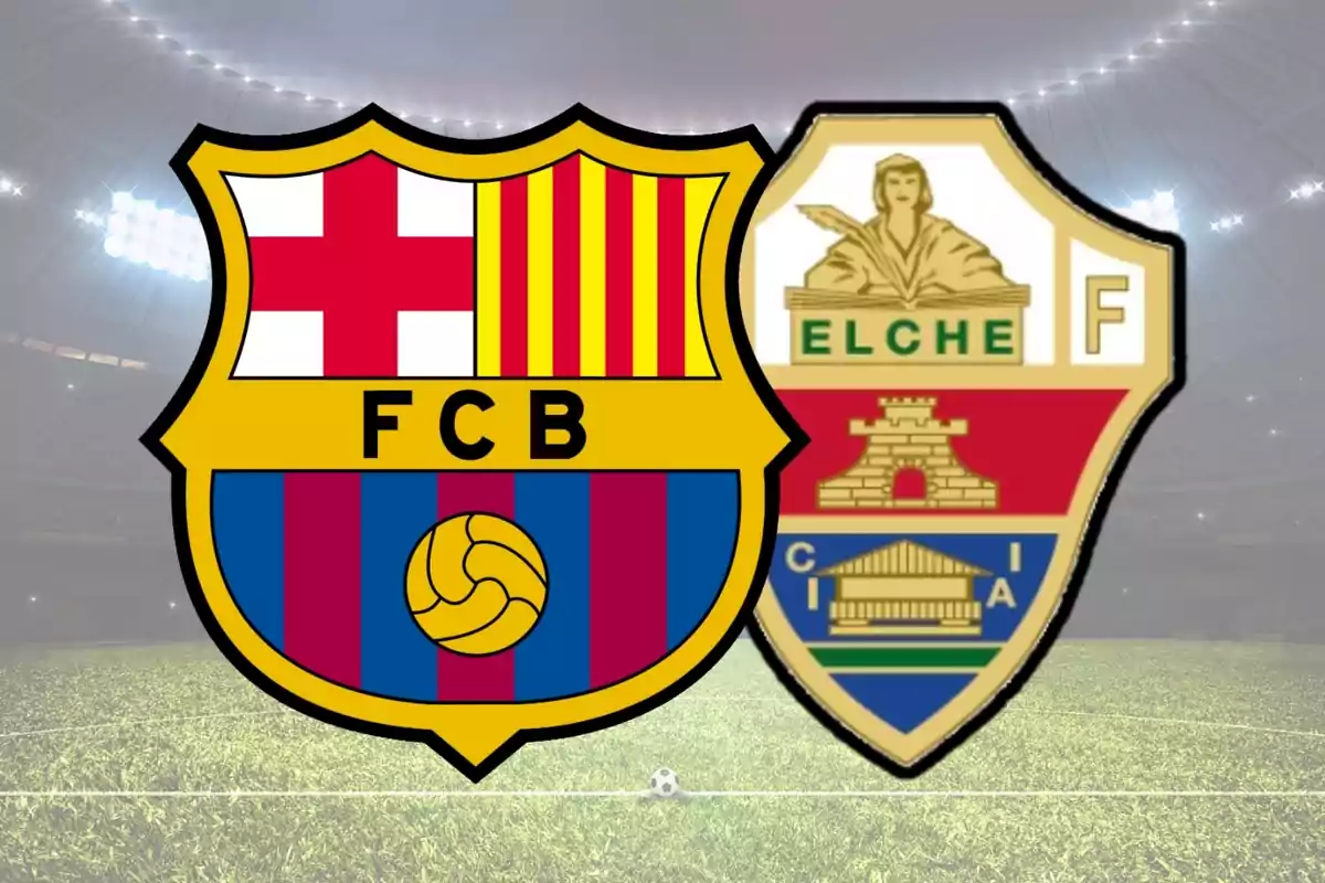 Escuts dels equips de futbol Barcelona i Elx sobre un estadi il·luminat