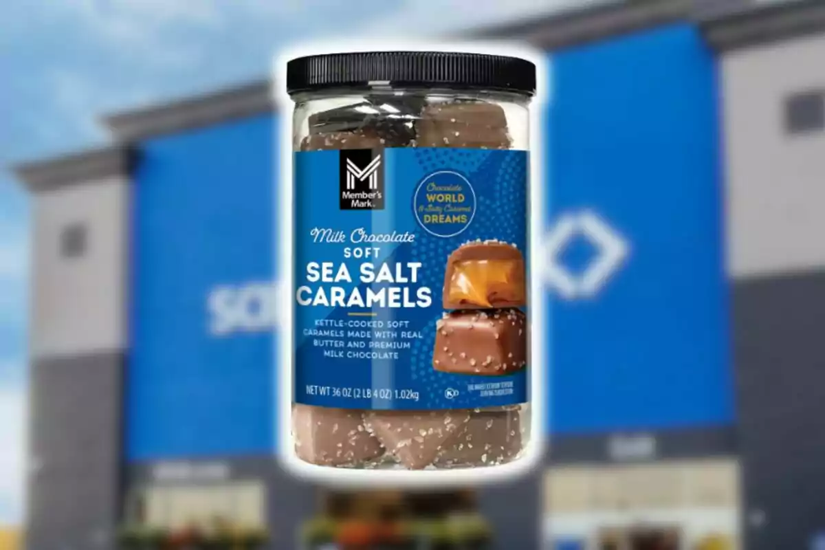 Envase de caramelos suaves con sal de mar cubiertos de chocolate con leche de la marca Member's Mark frente a una tienda Sam's Club desenfocada. Envase de caramelos suaves con sal de mar cubiertos de chocolate con leche de la marca Member's Mark frente a una tienda Sam's Club desenfocada.