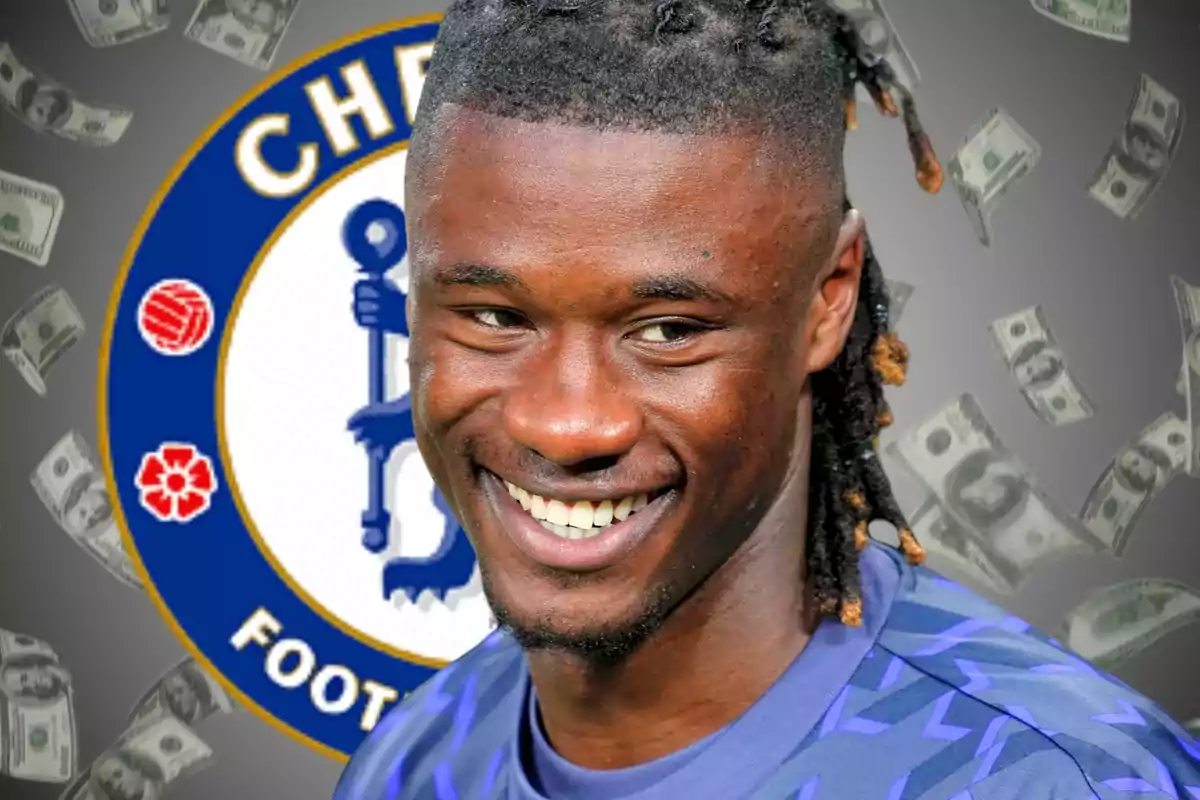 Futbolista somrient amb el logotip del Chelsea de fons i bitllets flotant al voltant