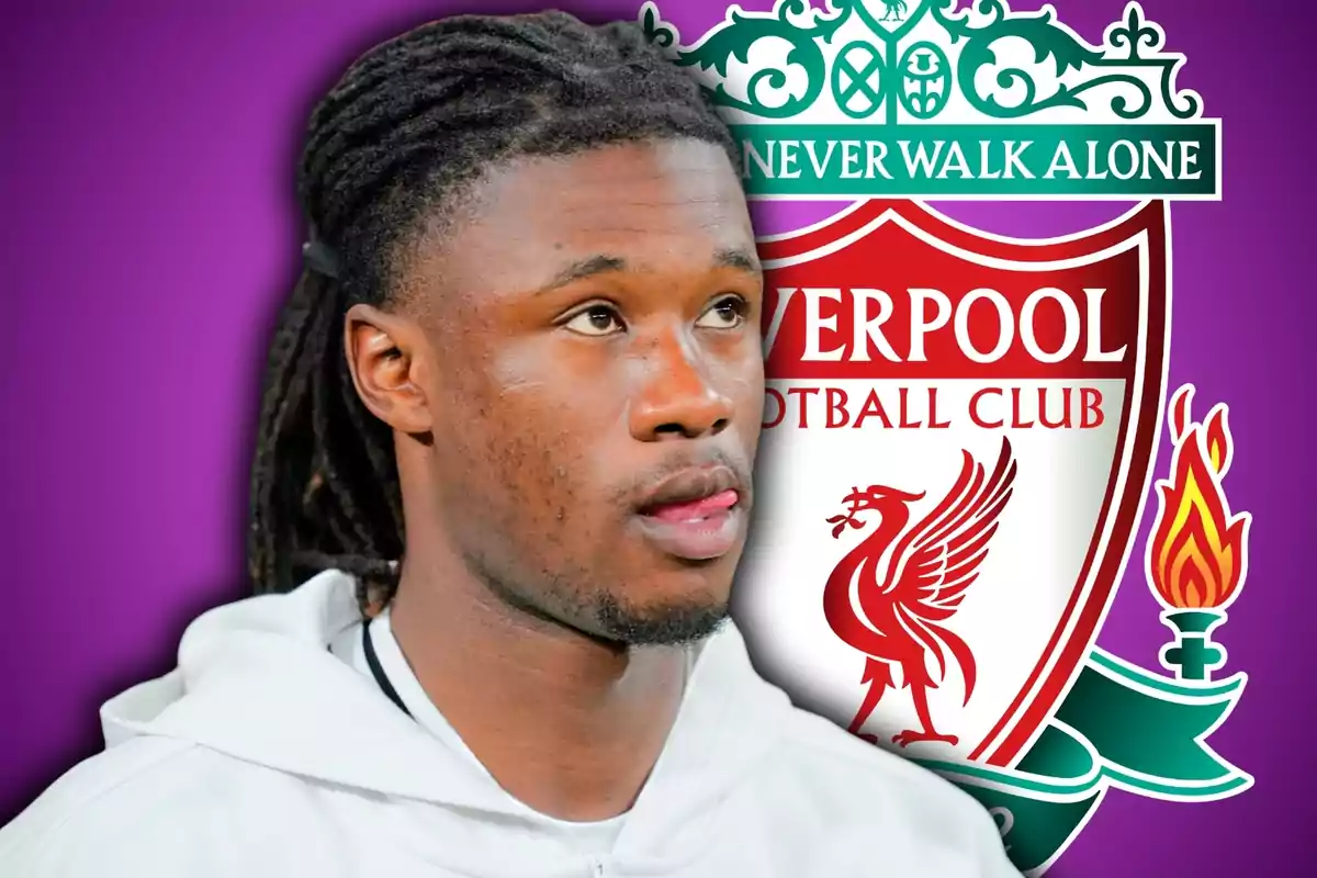 Un futbolista con rastas y sudadera blanca aparece frente al escudo del Liverpool sobre un fondo morado