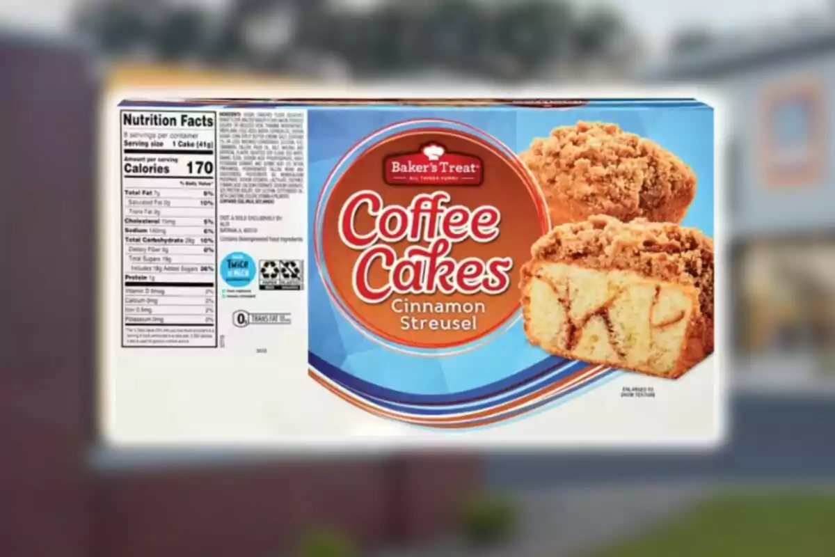 Caja de pastelillos Coffee Cakes sabor canela de Aldi con la información nutricional visible a la izquierda y la imagen del producto a la derecha.