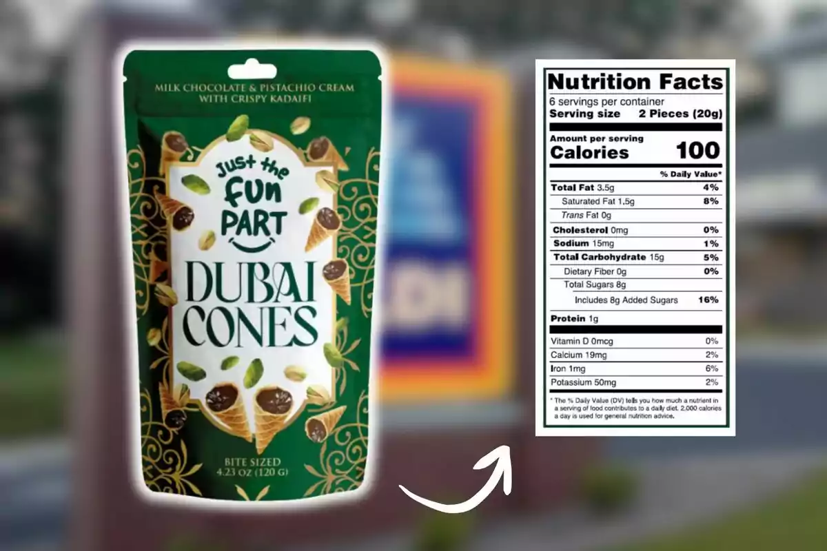 Bolsa de Dubai Cones de chocolate con leche y crema de pistache con información nutricional al lado, producto que se vende en Aldi en Estados Unidos.