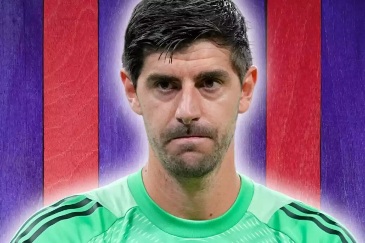 Porter de cabells foscos amb expressió seriosa vestint un uniforme verd davant d’un fons de franges vermelles i morades