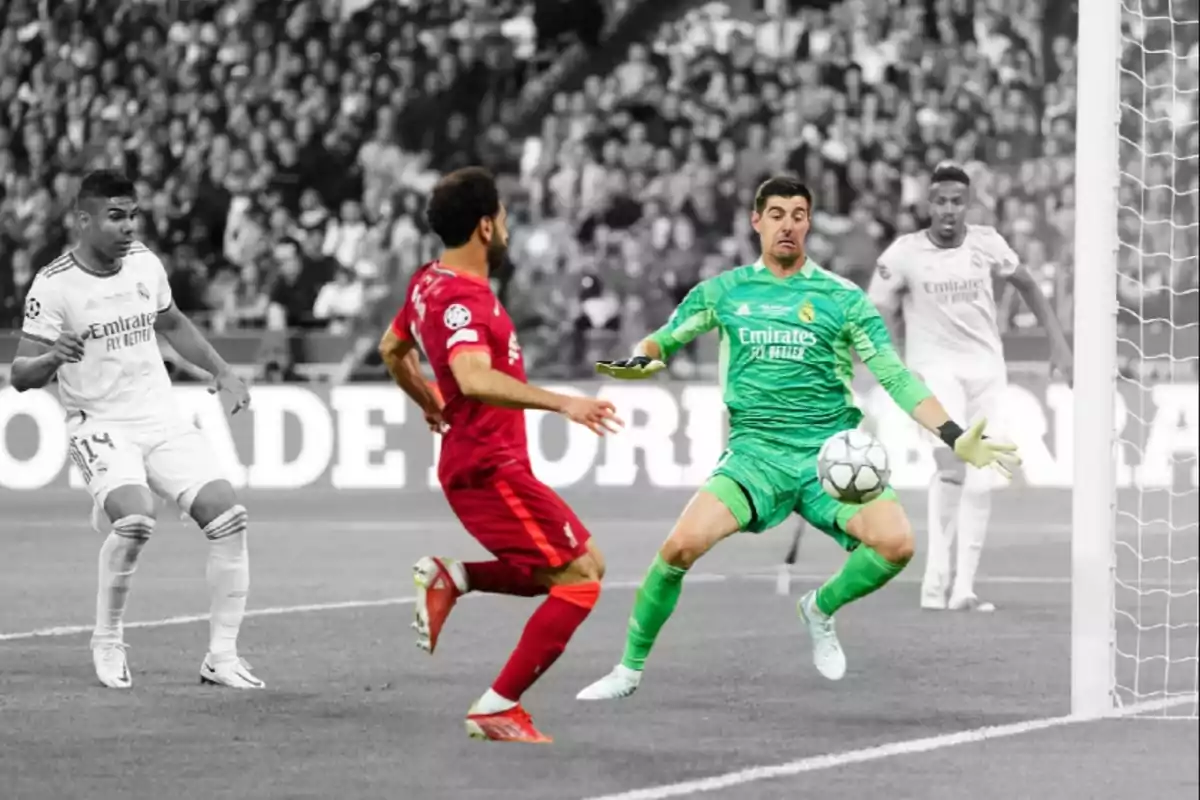 Porter de futbol aturant un xut davant d’un davanter durant un partit important amb el fons en blanc i negre i els jugadors en color