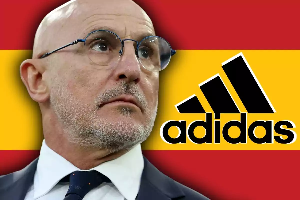 Home calb amb ulleres i barba mirant cap a un costat amb el fons de la bandera d’Espanya i el logotip d’Adidas a la dreta