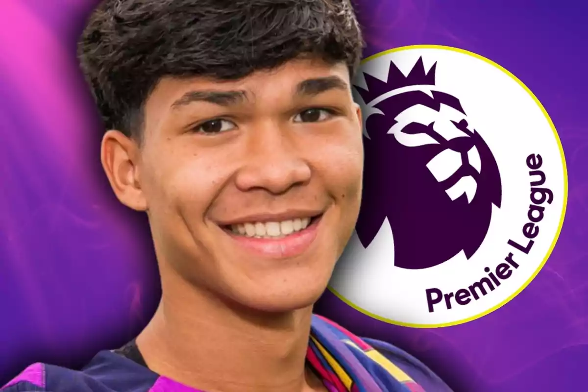 Jove somrient amb samarreta esportiva davant del logotip de la Premier League sobre fons morat