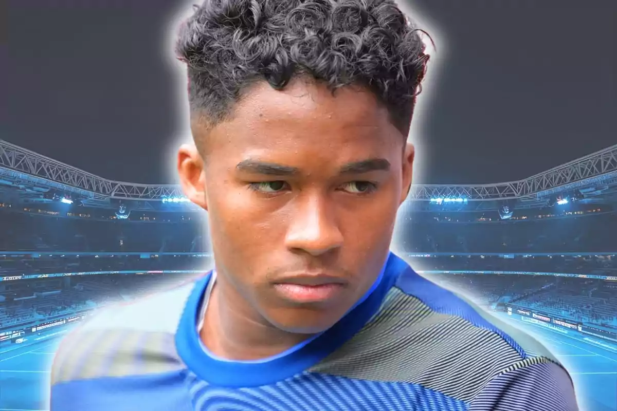 Jove futbolista amb expressió seriosa en un estadi il·luminat