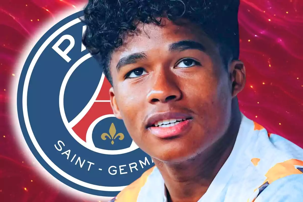 Jove amb samarreta esportiva davant del logotip del PSG sobre un fons vermell brillant