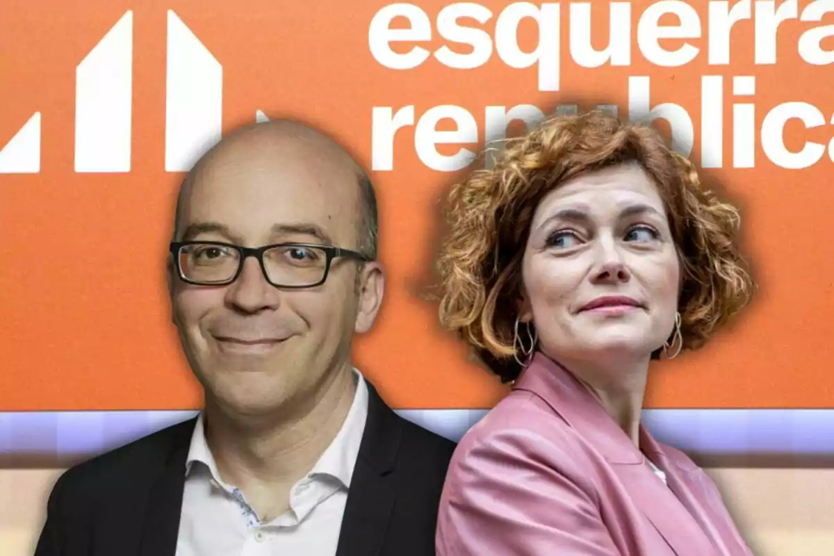 Dos personas posan frente a un fondo naranja con el texto "esquerra republicana"