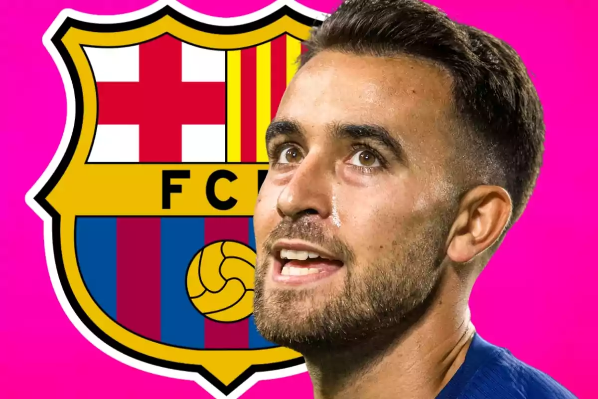 Jugador de futbol amb barba i cabell curt davant de l’escut del FC Barcelona sobre un fons rosa
