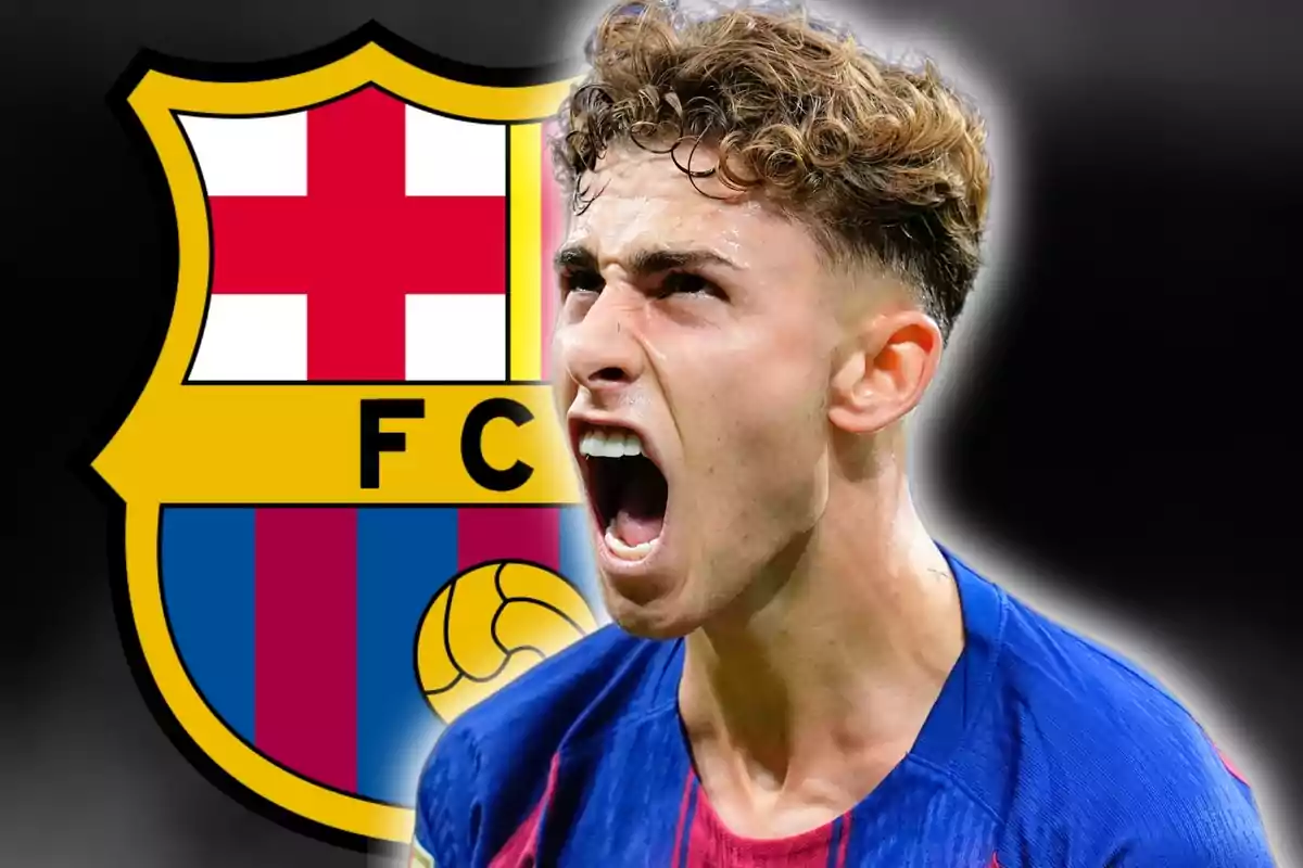 Jugador del Barcelona celebrant amb l’escut del club de fons