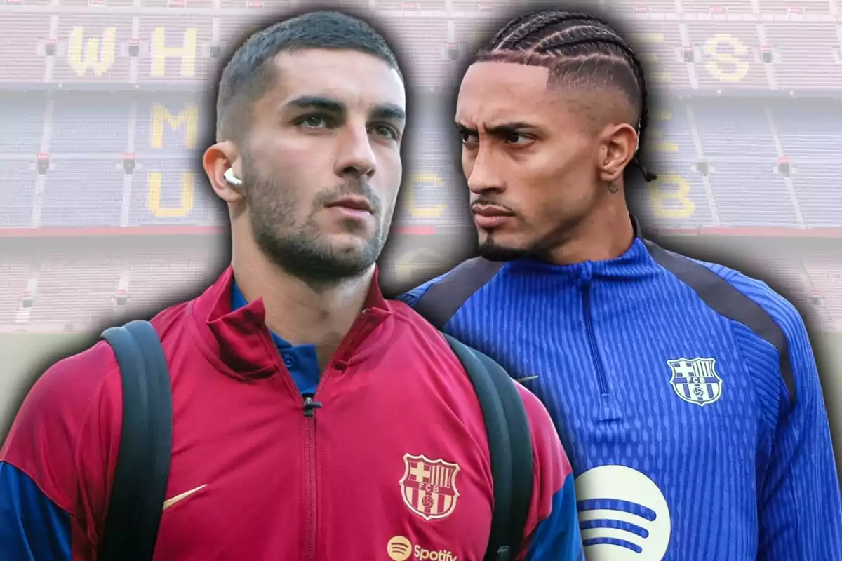 Dos futbolistas del FC Barcelona con ropa deportiva del equipo en un estadio vacío