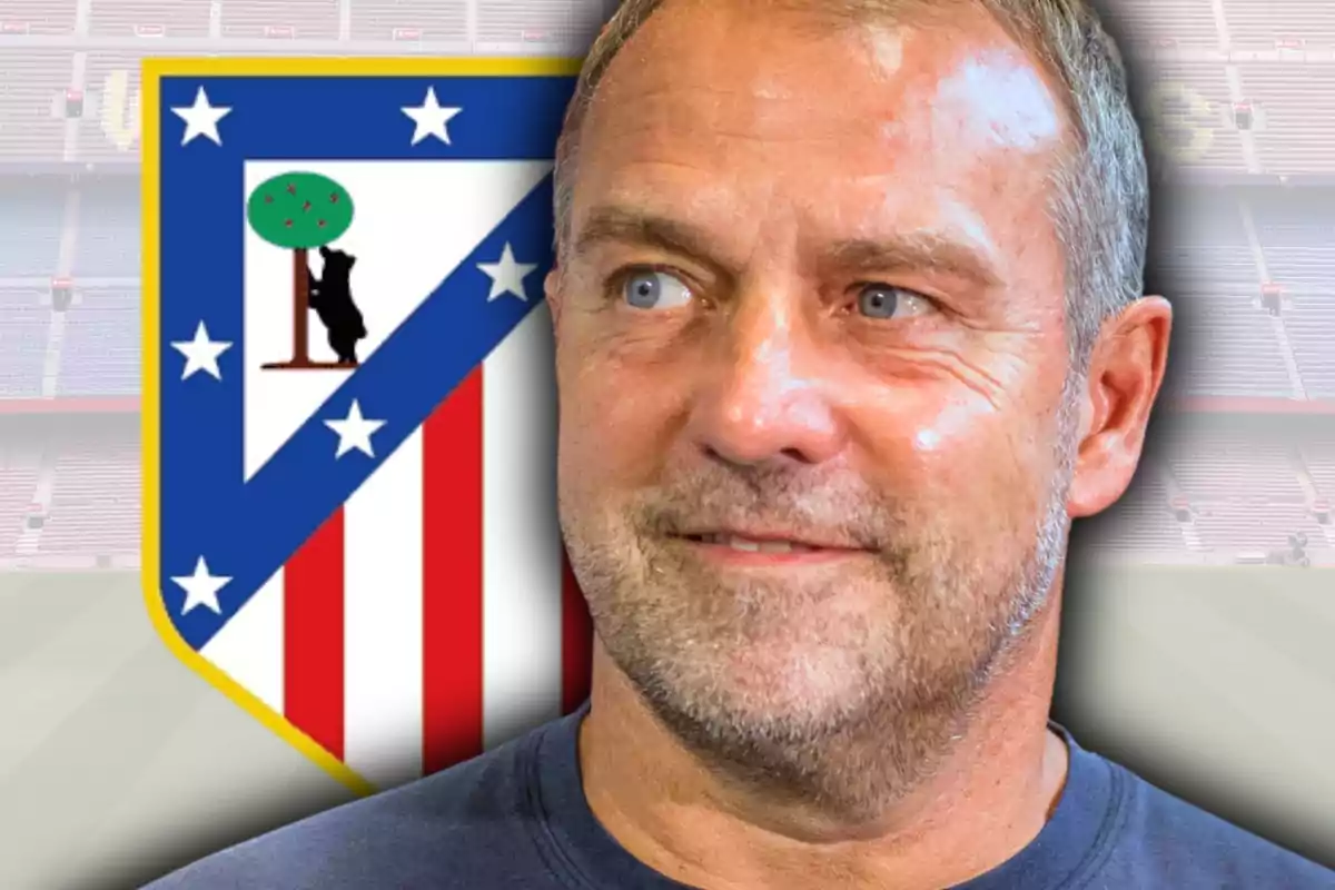 Hombre de cabello corto y barba recortada con el escudo del Atlético de Madrid de fondo en un estadio de fútbol.