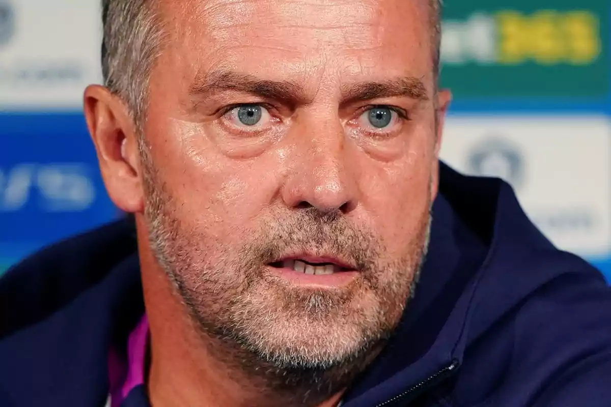 Hombre de mediana edad con barba y cabello corto mirando hacia el frente con expresión seria