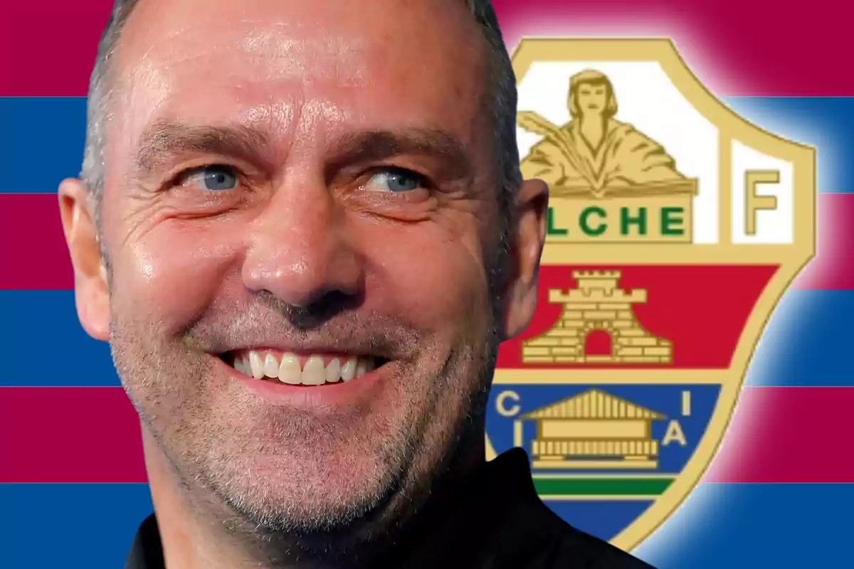 Home somrient en primer pla amb l’escut de l’Elx CF i un fons de franges blaves i grana.