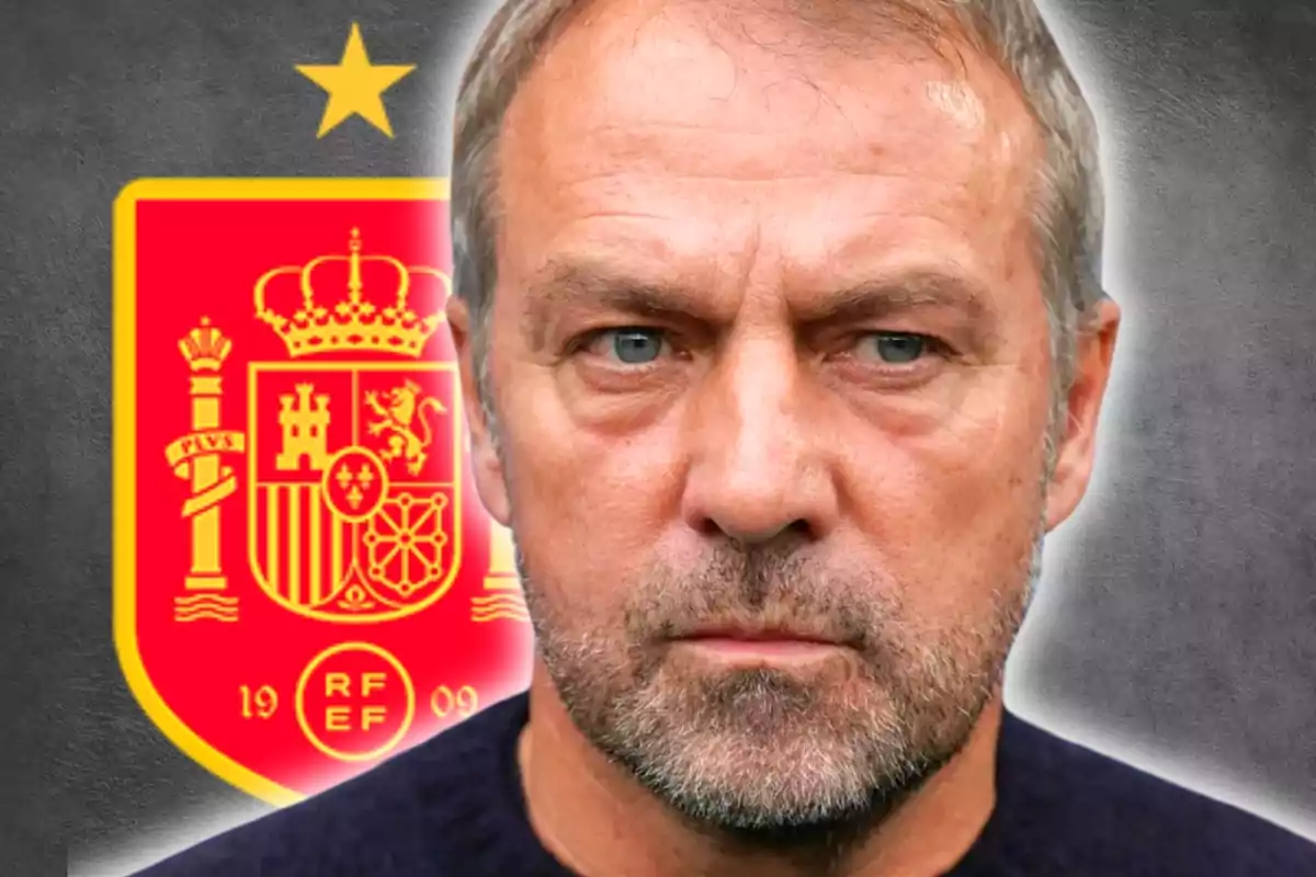 Hombre de expresión seria en primer plano con el escudo de la selección española de fútbol de fondo