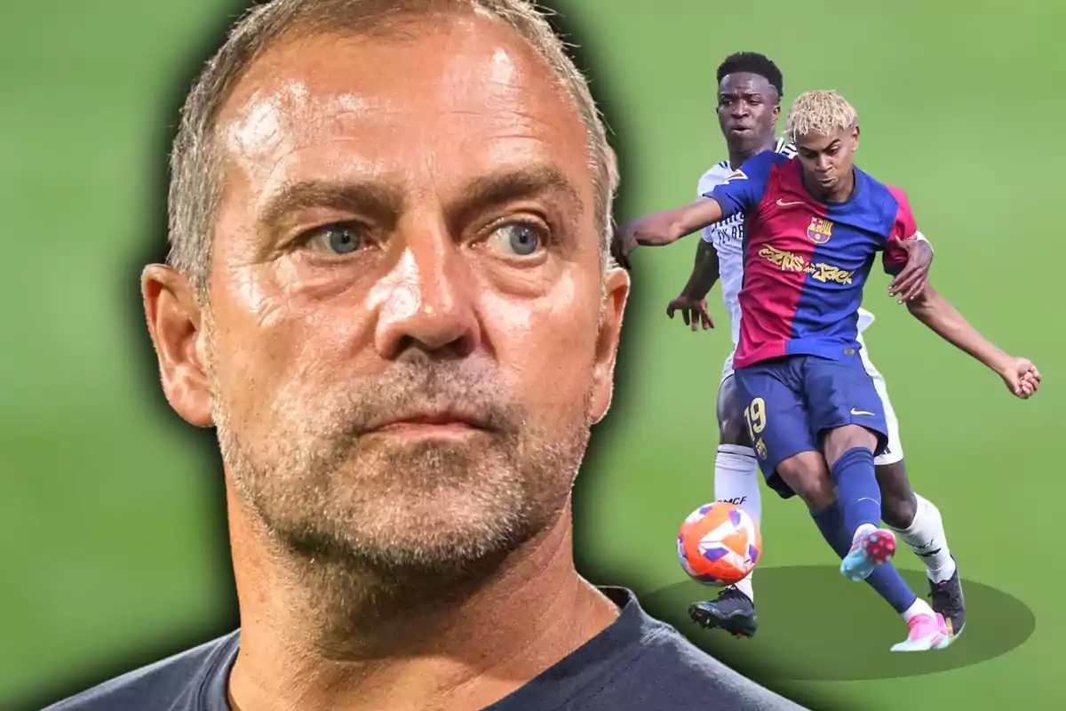 Un hombre de expresión seria en primer plano con dos futbolistas disputando el balón al fondo sobre un fondo verde difuminado