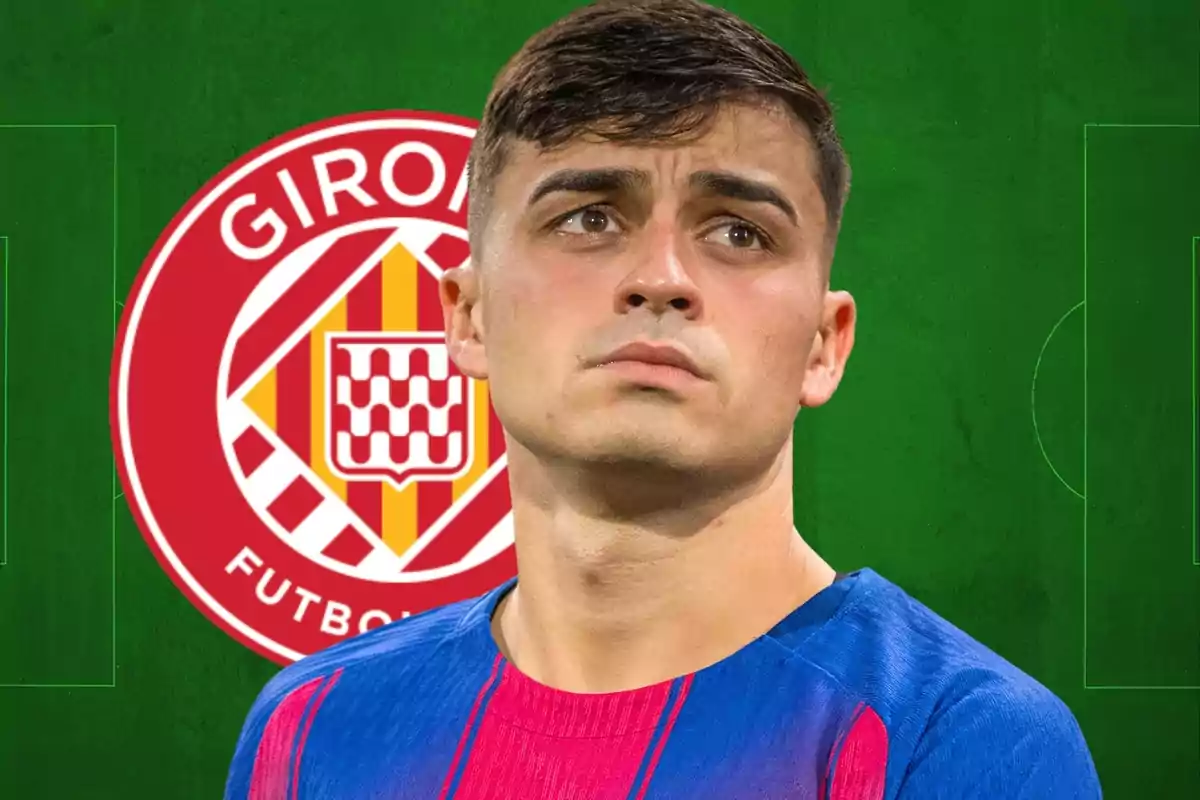 Futbolista amb samarreta blava i rosa davant de l’escut del Girona sobre un fons verd