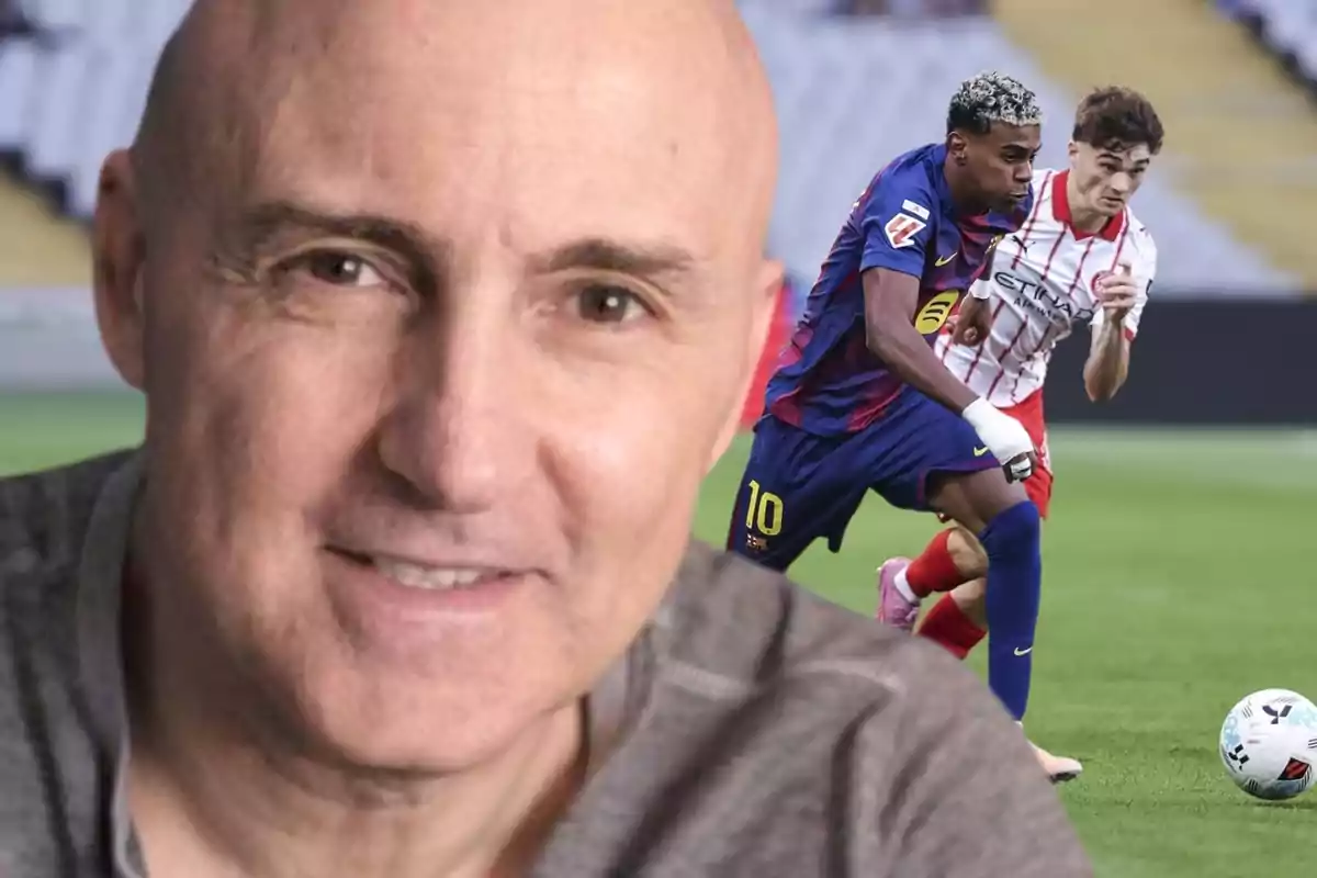 Primer pla d’un home calb somrient amb una imatge de dos futbolistes competint per la pilota al fons