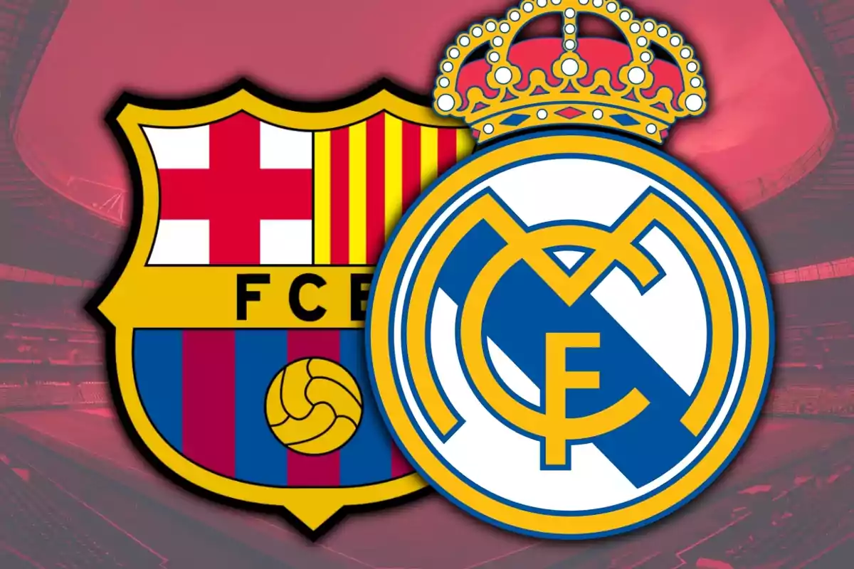 Escuts dels equips de futbol Barcelona i Reial Madrid sobre un fons d’estadi difuminat Escuts dels equips de futbol Barcelona i Reial Madrid sobre un fons d’estadi difuminat