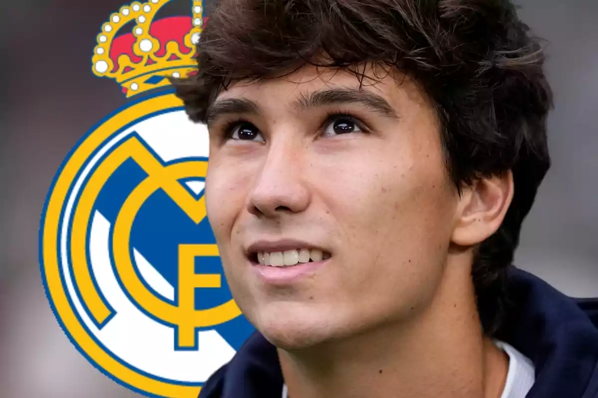 Joven con cabello oscuro mirando hacia arriba con el escudo del Real Madrid de fondo
