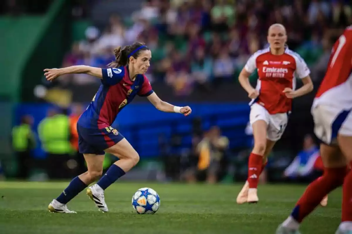 Jugadora del Barcelona controla la pilota durant un partit de futbol femení contra l’Arsenal