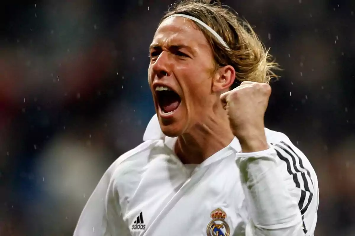 Futbolista del Real Madrid celebrando un gol con el puño en alto y expresión de euforia