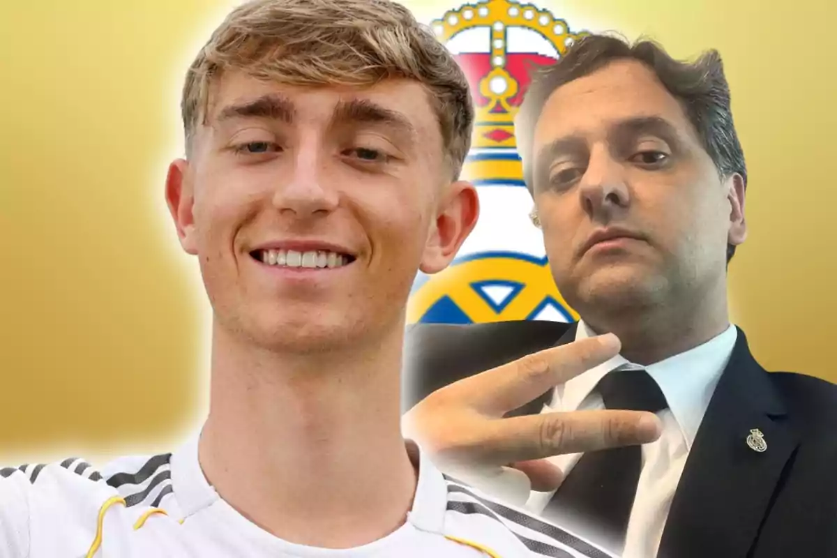 Dos hombres posan frente a un fondo dorado con un escudo borroso detrás uno de ellos viste una camiseta deportiva blanca y sonríe mientras el otro lleva traje y hace un gesto de paz con la mano