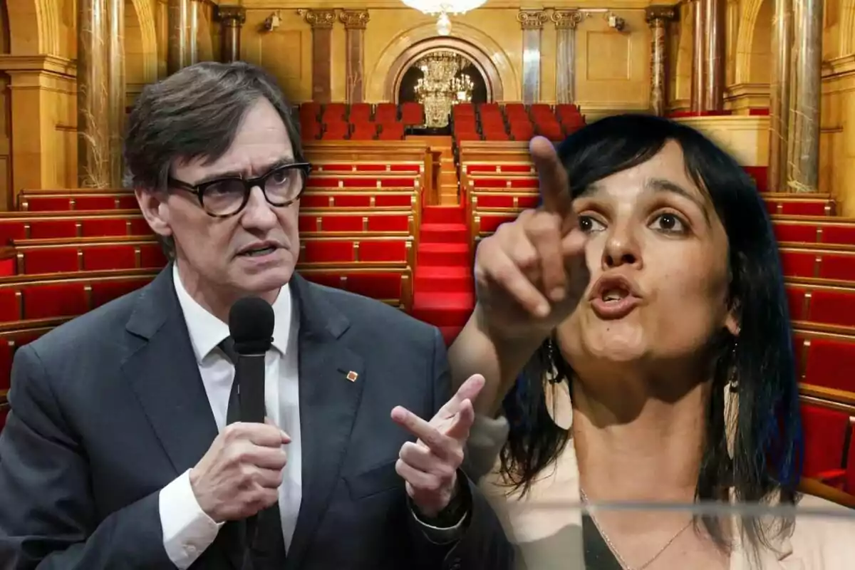 Un hombre con gafas y traje sostiene un micrófono mientras una mujer señala con el dedo y habla enérgicamente, ambos están frente a un fondo de un parlamento con asientos rojos.