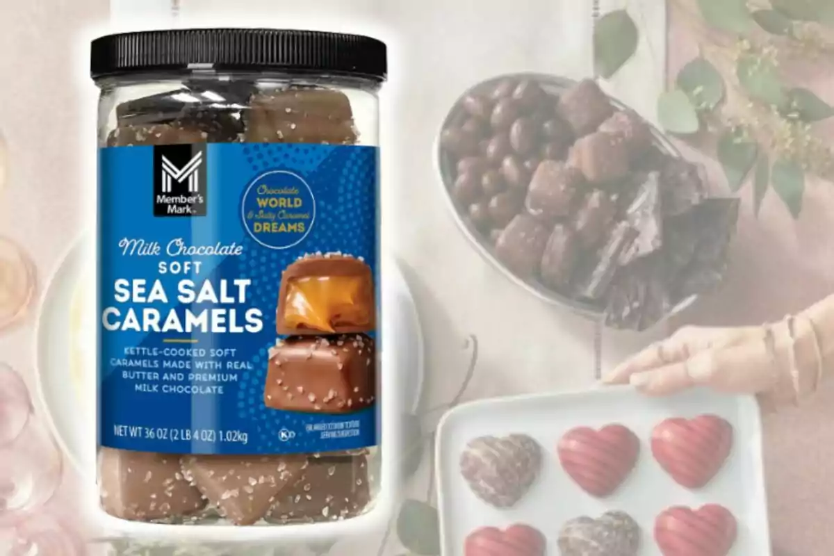 Frasco de caramelos suaves cubiertos de chocolate con leche y sal de mar de la marca Member’s Mark sobre una mesa con dulces y chocolates variados al fondo. Frasco de caramelos suaves cubiertos de chocolate con leche y sal de mar de la marca Member’s Mark sobre una mesa con dulces y chocolates variados al fondo.