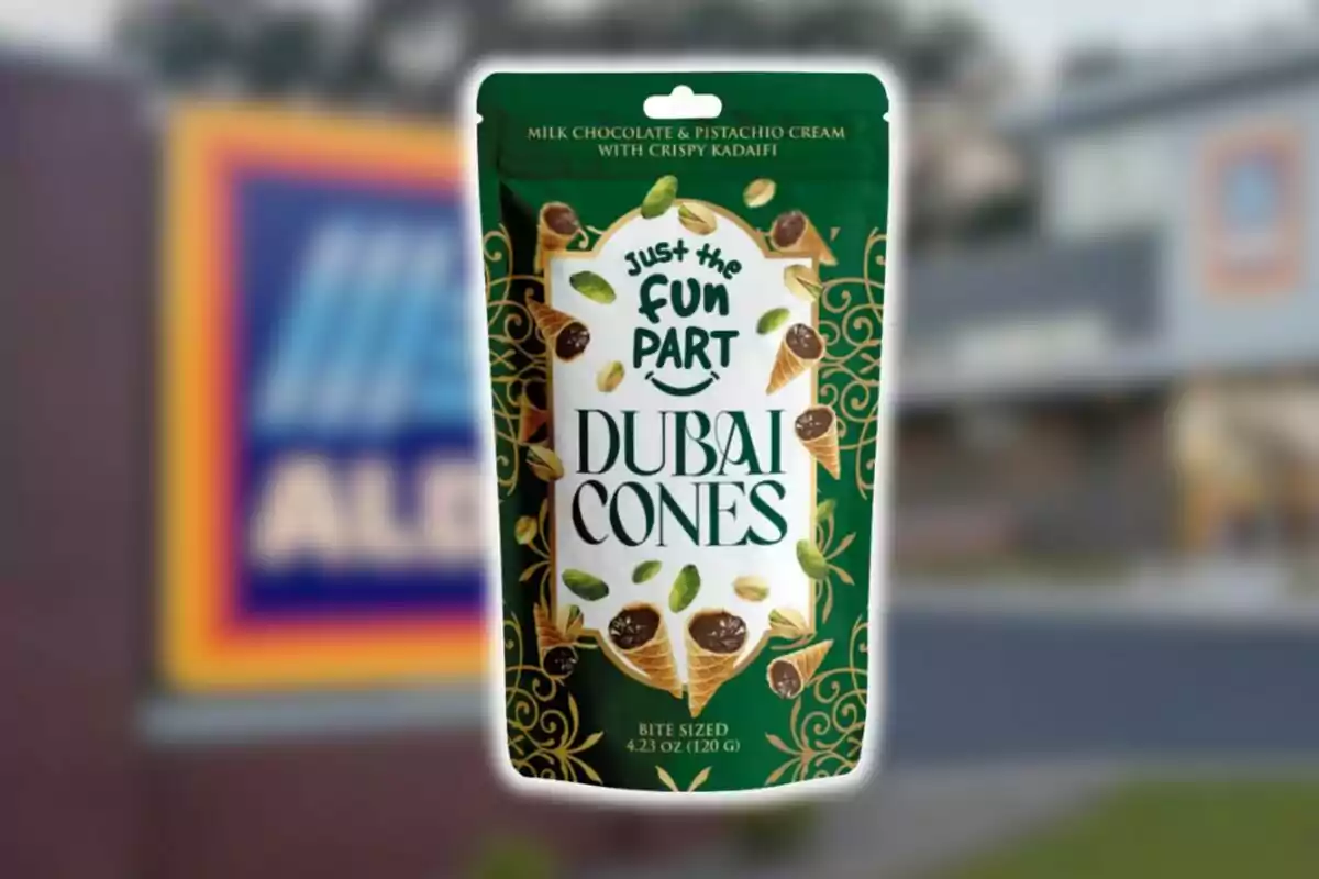 Bolsa de conos Dubai Cones de chocolate con pistache sobre un fondo borroso de una tienda Aldi.
