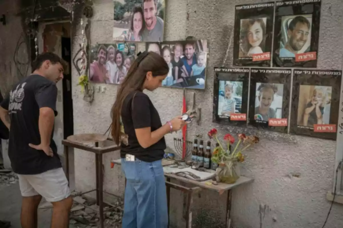 Una dona encén una espelma al cementiri del kibutz Nir Oz durant una cerimònia que commemora el segon aniversari de l’atac del 7 d’octubre liderat per Hamàs.