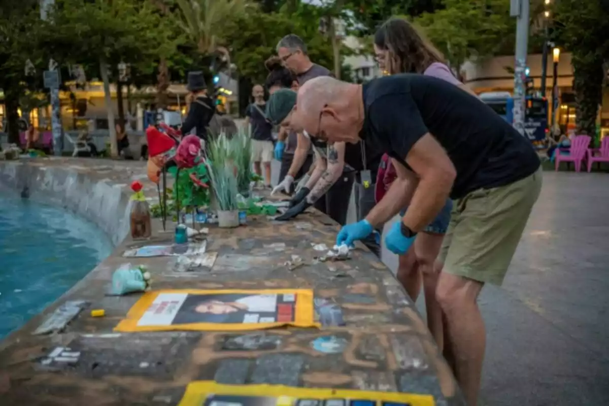 Voluntaris israelians netegen el lloc commemoratiu a la font d’aigua de Dizengoff abans del segon aniversari de l’atac del 7 d’octubre per part de Hamàs.