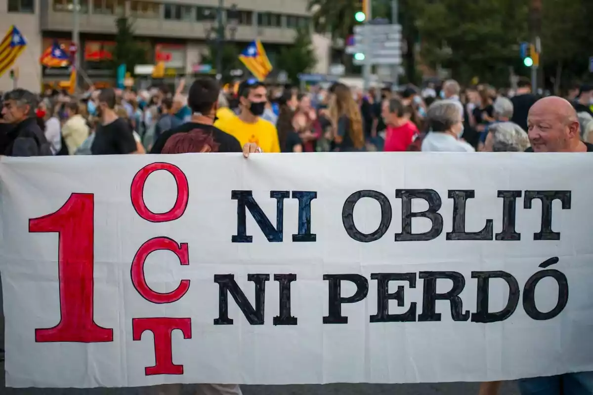 Diverses persones durant una manifestació pel referèndum de l’1-O a Catalunya, l’1 d’octubre de 2021, a Barcelona.