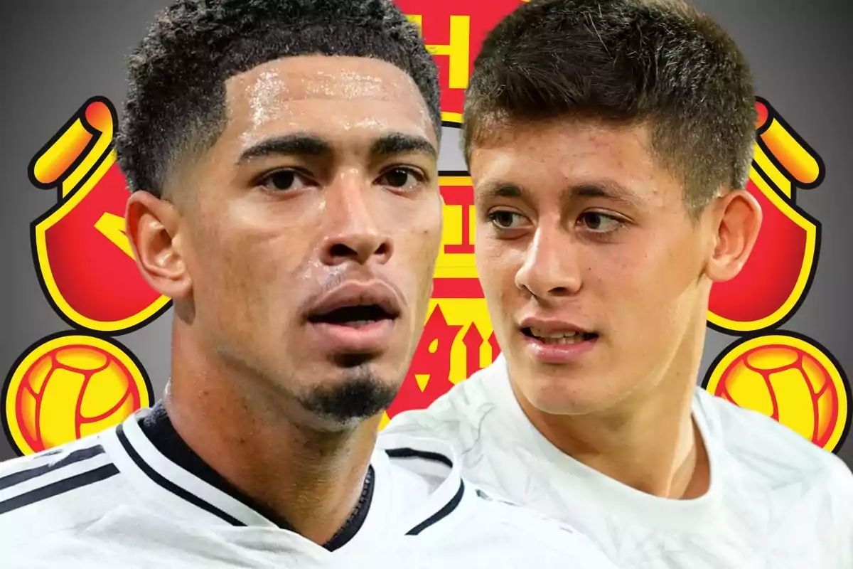 Dos futbolistes amb uniforme blanc apareixen en primer pla amb l’escut del Manchester United de fons.