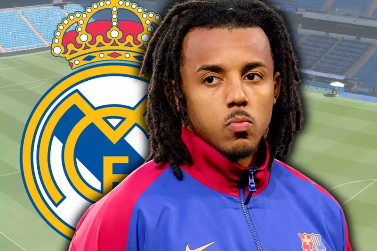 Futbolista del Barcelona con expresión seria frente al escudo del Real Madrid en un estadio vacío