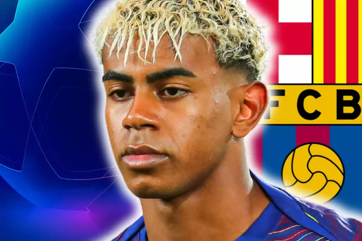 Jove futbolista amb cabell ros i arrissat davant de l’escut del FC Barcelona i un fons blau